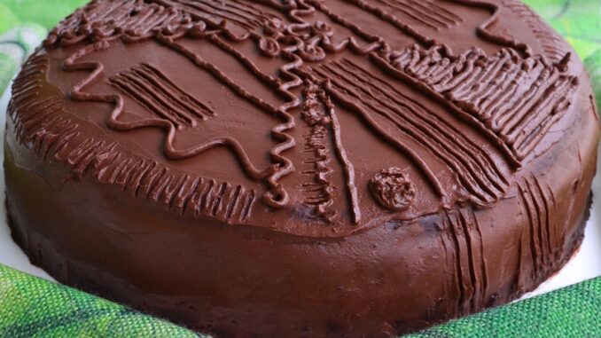 Torta-szokoladowo-ze-kafejym-i-sliwkom-male